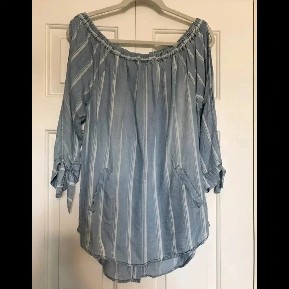 Evereve 3/4 sleeve denim Chambray Tunic Top‎
